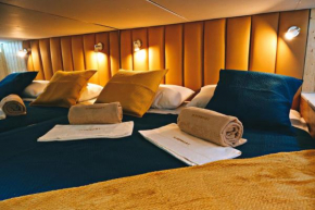 SLEEPBOAT LuxLife Yatch